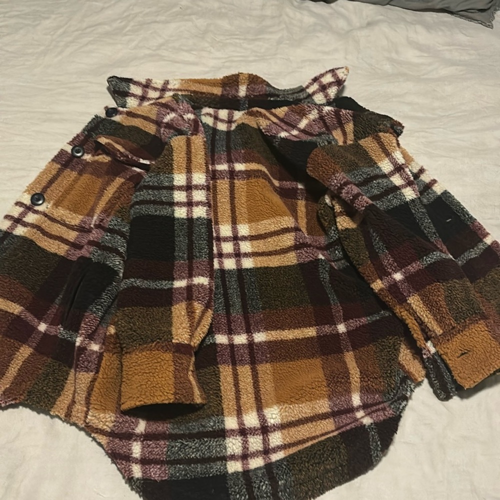American Eagle
Fuzzy coat/sweater